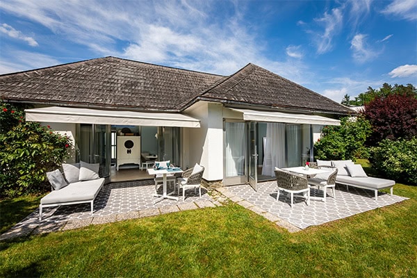 Bungalow Außenansicht mit Terrassen