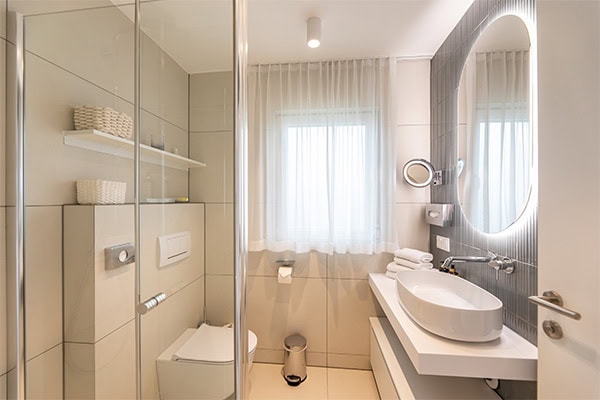 Modernes Badezimmer im Ferienhaus am Wörthersee Elegantes Badezimmer mit moderner Ausstattung im Ferienhaus am Wörthersee