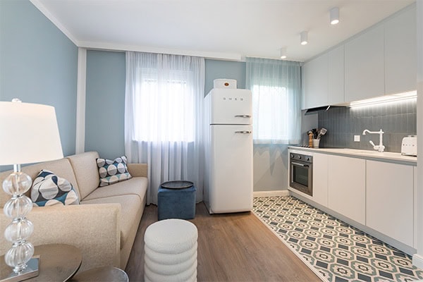 Moderne Küche im Ferienhaus Helle, moderne Küche mit weißen Schränken und Küchenutensilien.