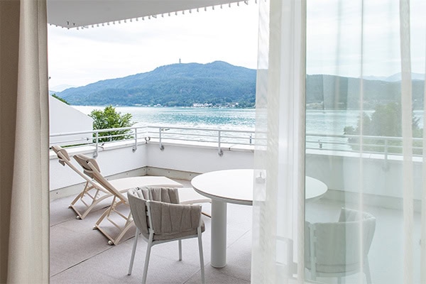 Balkon mit Blick auf den See und die Berge.