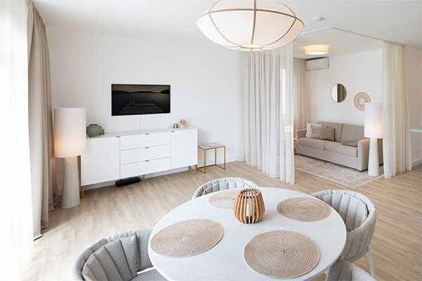 Modernes Ferienappartement Helles Appartement mit gemütlichem Wohnzimmer und Essbereich.