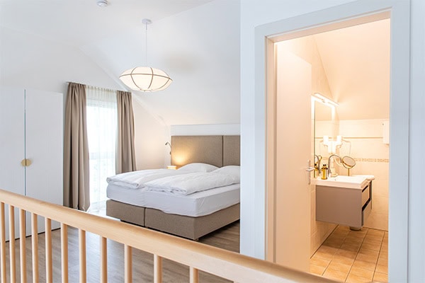 Schlafzimmer Galerie im Ferienappartement Rocky Lake Modernes Appartement mit Doppelbett und Badezimmer