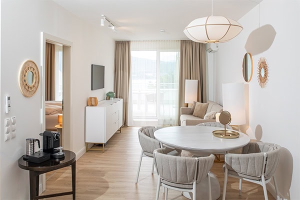 Luxuriöses Appartement Helles, modernes Appartement am Wörthersee mit Balkon und eleganter Einrichtung.